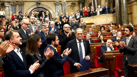 Torra recibe el aplauso de los diputados independentistas en el Parlament de Catalunya. (QUIQUE GARCÍA | EFE)