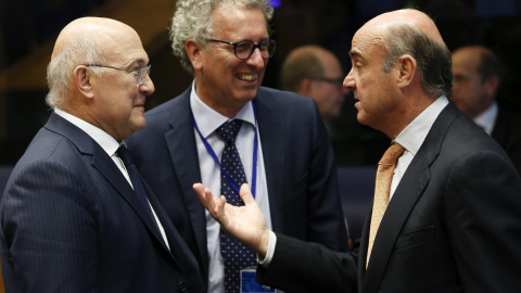 El ministro de Economía en funciones, Luis de Guindos, con el titular de Finanzas francés, Michel Sapin, y su homólogo luxemburgués, Pierre Gramegna, antes del comienzo de la últiima reunión del Ecofin en Luxemburgo. EFE/Julien Warnand