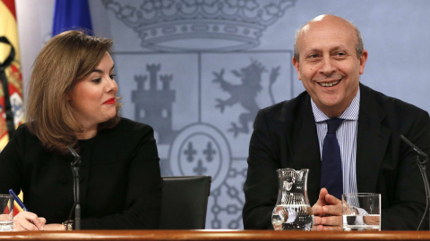 La vicepresidenta del Gobierno, Soraya Saénz de Santramaría, y el ministro de Cultura, José Ignacio Wert, durante la rueda de prensa posterior al Consejo de Ministros en el que se aprobó la reforma universitaria. EFE/Fernando Alvarado.