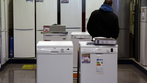 Un hombre en una tienda de electrodomésticos en Madrid. REUTERS