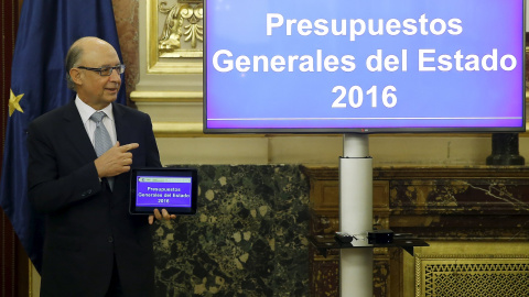 El ministro de Hacienda, Cristóbal Montoro, en la entrega en el Congreso de los Diputados del proyecto de Presupuestos del Estado para 2016. REUTERS