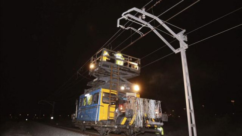 Trabajos de reparación de la catenaria de un tren.- EFE/Archivo