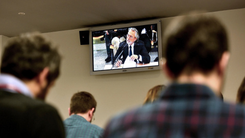 Imagen del monitor de la sala de prensa de la Audiencia Nacional en San Fernando de Henares del presunto cabecilla de la trama Gürtel, Francisco Correa, durante su declaración en el macrojuicio que sienta en el banquillo a 37 acusados de la