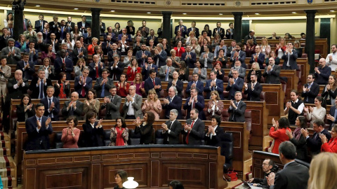 El candidato a la Presidencia del Gobierno, Pedro Sánchez, recibe el aplauso de sus compañeros de partido y de los de Unidas Podemos tras su última intervención en la segunda jornada del debate de su investidura como presidente del Gobierno