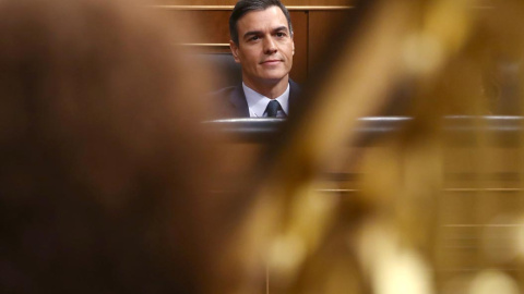 El candidato a la Presidencia del Gobierno, Pedro Sánchez, en su escaño en el Congreso de los Diputados al comienzo de la segunda jornada del debate de su investidura. REUTERS/Sergio Perez