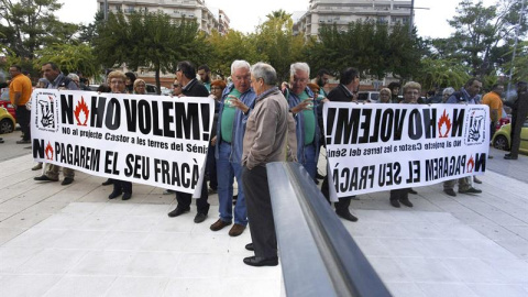 Concentración ante los juzgados de Vinarós de las plataformas ciudadanas en contra del Proyecto Castor, el día que comienzan las declaraciones de los técnicos en el juicio que se sigue por el cierre de la instalación y el pago de la indemni