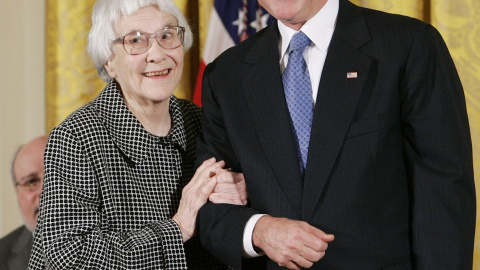 Foto de la escritora Harper Lee de 2007, con el entonces presidente de EEUU George W. Bush, tras recibir la Medalla de la Libertad, en la Casa Blanca. REUTERS/Larry Downing/Files