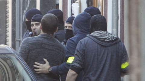 Los Mossos d'Esquadra, ante el Ateneu Llibertari de Sants donde llevan a cabo una operación relacionada con el llamado 'caso Pandora', que en diciembre de 2014 comportó la detención de 11 jóvenes anarquistas. EFE/Marta Pérez