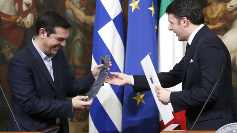 Intercambio de regalos entre Tsipras y Renzi. El italiano obsequió a su homólogo con una corbata, mientras el griego dio a su colega un CD de música tradicional de la región de Salento. - REUTERS