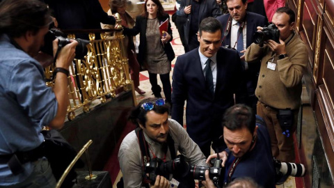 El presidente del Gobierno en funciones, Pedro Sánchez, abandona el hemiciclo al final de la segunda jornada del debate de su investidura