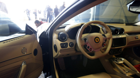 Interior de uno de los dos automóviles Ferrari del rey Juan Carlos que Hacienda subasta el 6 de noviembre. EFE/Chema Moya