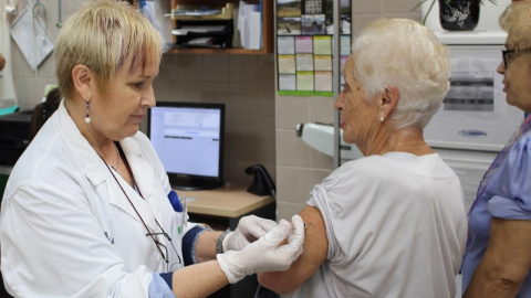 Solo la mitad de los mayores de 65 años se vacunaron de la gripe en 2015/ EUROPA PRESS