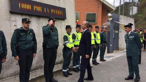 El director general de la Guardia Civil, Arsenio Fernández de Mesa, visitó ayer la Casa Cuartel de Alsasua. /EFE