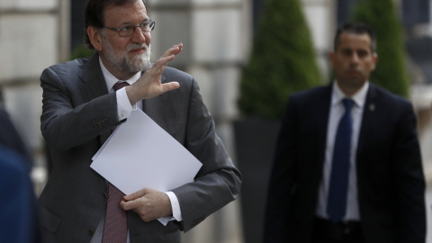 El presidente del Gobierno, Mariano Rajoy, salud a su llegada al Congreso para la sesión de control al Gobierno. REUTERS/Juan Medina