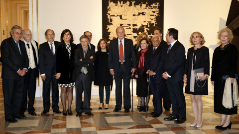 El rey Juan Carlos junto a la vicepresidenta del Gobierno, Soraya Sáenz de Santamaría, durante la inauguración de la exposición de 41 cuadros y tres esculturas procedentes de las Colecciones Reales que se exhiben en el Palacio Real. EFE/J. 