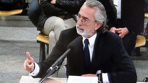 Imagen del monitor de la sala de prensa de la Audiencia Nacional en San Fernando de Henares del presunto cabecilla de la trama Gürtel, Francisco Correa, durante su declaración en el macarojuicio. EFE/Mariscal