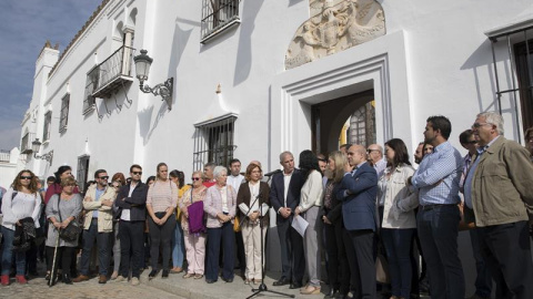 Cientos de personas participan en la concentración por el asesinado en Olivares (Sevilla) de una mujer apuñalada por su expareja. - EFE