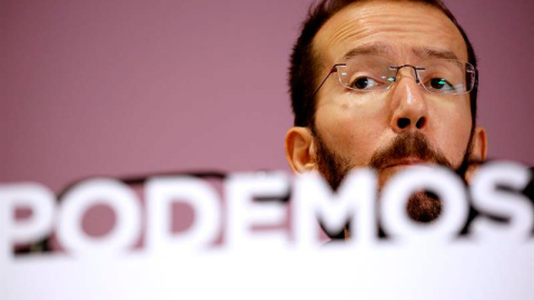 El secretario de Organización de Podemos, Pablo Echenique, durante la rueda de prensa que ha ofrecido hoy para informar de las medidas acordadas en el Consejo de Coordinación del partido. EFE/Sergio Barrenechea