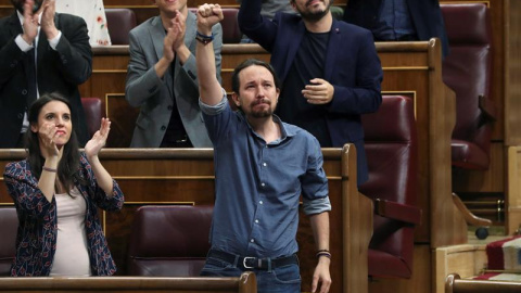 El líder de Podemos, Pablo Iglesias, ha llorado emocionado tras su intervención en la sesión de control al Gobierno en el Congreso de los Diputados. EFE/J.J. Guillén