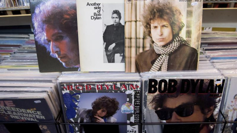 Vista de algunos de los álbumes de Bob Dylan, distinguido con el premio Nobel de Literatura. /EFE