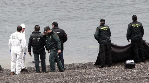 Rescate de cuerpos en la playa ceutí de El Tarajal. / EFE