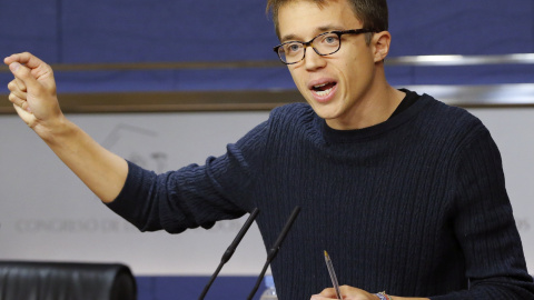 El portavoz parlamentario de Podemos, Iñigo Errejón, en declaraciones a los medios de comunicación en el Congreso. EFE/Mariscal