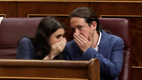 31/05/2018.- El líder de Unidos Podemos, Pablo Iglesias, y la portavoz Irene Montero, durante la primera jornada de la moción de censura presentada por el PSOE contra el presidente del Gobierno, Mariano Rajoy, hoy en el Congreso. EFE/JJ Gui