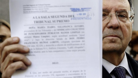 El secretario general de manos limpias, Miguel Bernar, presenta una querella en el Tribunal Supremo contra el secretario general de Podemos, Pablo Iglesias, por la supuesta comisión de diez delitos. EFE/ SERGIO BARRENECHEA