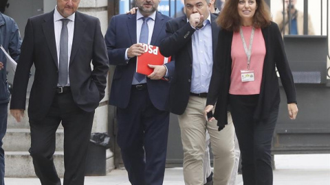 31/05/2018.- El secretario de Organización del PSOE, José Luis Ábalos (2º izda), el diputado que defienda hoy ante el pleno del Congreso la moción de censura contra Mariano Rajoy, a su llegada a la Cámara Baja. EFE/ Juan Carlos Hidalgo