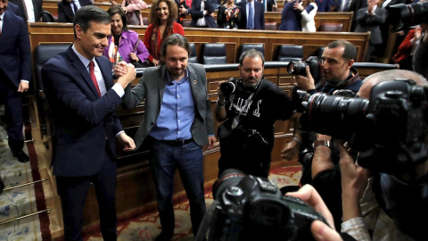 Pedro Sánchez (i) y Pablo Iglesias (d) posan tras la segunda votación./ Juan Carlos Hidalgo (EFE)