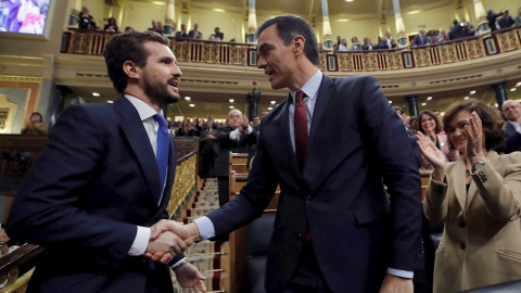 Pablo Casado felicita a Pedro Sánchez después de que el candidato socialista fuera investido por mayoría simple./ Juan Carlos Hidalgo (EFE)