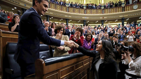 Ines Arrimadas felicita a Pedro Sánchez tras su investidura./ Juan Carlos Hidalgo (EFE)