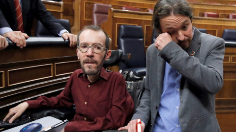 Iglesias posa emocionado y con lágrimas en los ojos tras la segunda votación de investidura de Pedro Sánchez./ Mariscal (EFE)