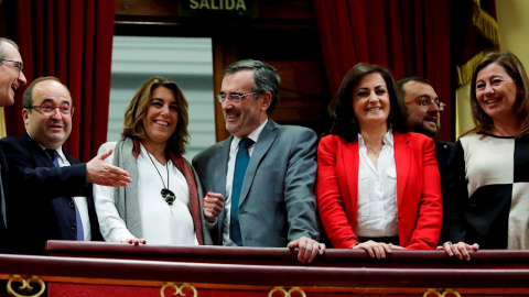 El líder de los socialistas catalanes Miquel Iceta (2i), la líder del PSOE andaluz Susana Díaz (3i), el expresidente del Senado Manuel Cruz, la presidenta de La Rioja Concha Andreu (2d), y la presidenta del Govern Balear Francina Armengol (