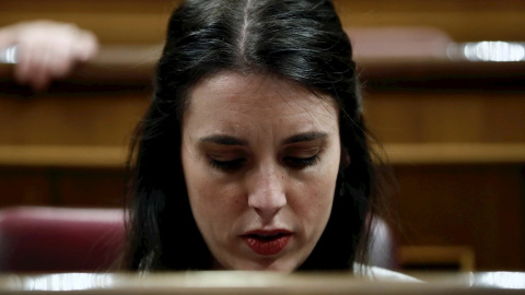 La portavoz de Podemos, Irene Montero, asiste a la tercera jornada del debate de investidura de Pedro Sánchez como presidente del Gobierno celebrada este martes en el Congreso. EFE/Mariscal