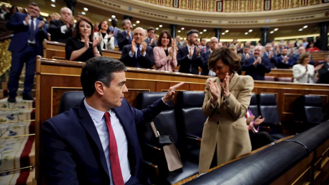 El presidente del Gobierno en funciones, Pedro Sánchez, y la vicepresidenta Carmen Calvo, al inicio de la tercera jornada del debate de su investidura como presidente del Ejecutivo de la nueva legislatura, este martes en el Congreso. EFE/Ju