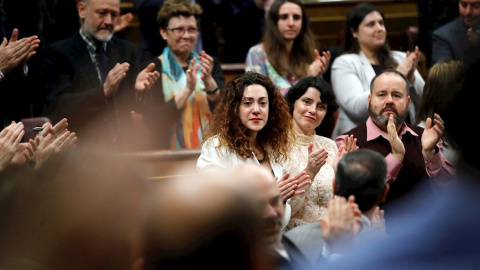 La diputada de En Comú Podem Aina Vidal, aplaudida por sus compañeros después de que Pablo iglesias agradeciera en su intervención en el Congreso su asistencia en la tercera jornada de la sesión de investidura de Pedro Sánchez a pesar de la