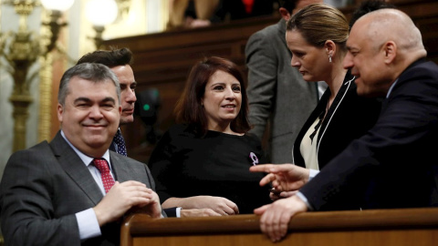 Los diputados socialistas Santos Cerdán (i), Adriana Lastra (c) y Rafael Simancas (d), asisten a la tercera jornada del debate de investidura de Pedro Sánchez como presidente del Gobierno, este martes en el Congreso. EFE/Mariscal