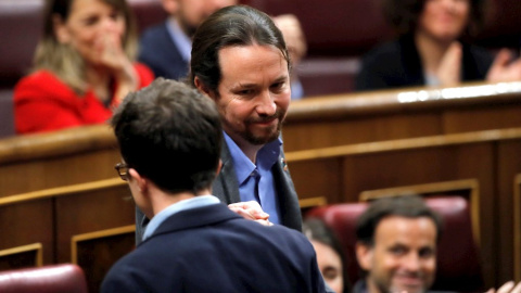 El líder de Más País, Íñigo Errejón (i), saluda al secretario general de Unidas Podemos, Pablo Iglesias (d), tras su intervención este martes en el Congreso. EFE/Juan Carlos Hidalgo