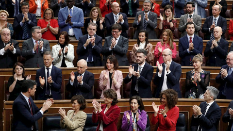 El presidente del gobierno en funciones Pedro Sánchez (i), es aplaudido por su grupo tras su intervención, este martes en el Congreso, en la tercera jornada del debate para su investidura como presidente del Gobierno.- EFE/Mariscal