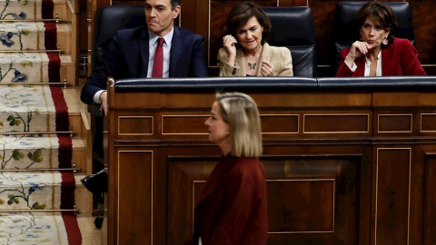 La diputada de CC Ana Oramas pasa ante el candidato socialista a la Presidencia del Gobierno, Pedro Sánchez EFE/Mariscal