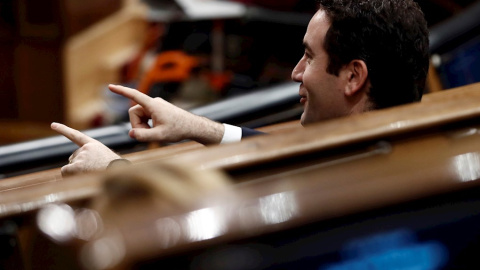 El líder del PP, Pablo Casado, este martes en el Congreso donde se celebra la segunda y definitiva votación para investir presidente del Gobierno al candidato socialista, Pedro Sánchez. EFE/Mariscal