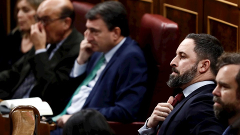 El Líder de Vox Santiago Abascal (d), y el portavoz del PNV en el Congreso Aitor Esteban (3i), este martes en el Congreso, en la tercera jornada del debate para la investidura de Pedro Sánchez como presidente del Gobierno. EFE/Mariscal