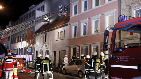 Bomberos trabajan en la extinción de un incendio en un edificio de viviendas en Berlín.- EFE