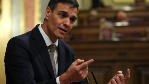 El secretario general del PSOE, Pedro Sánchez, durante su intervención desde la tribuna de oradores del hemiciclo, en la primera jornada de la moción de censura presentada por su partido contra el presidente del Gobierno, Mariano Rajoy. REU