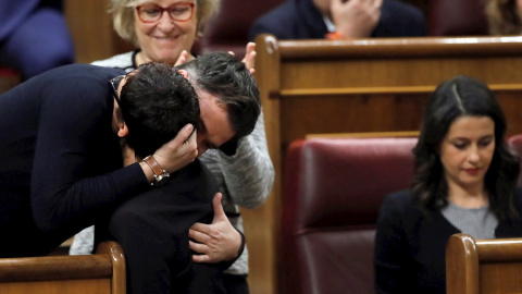 El diputado de ERC Gabriel Rufián abraza emocionado a Montserrat Bassa tras su intervención este martes en el Congreso. EFE/Juan Carlos Hidalgo