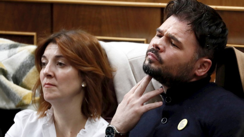 El portavoz de ERC,Gabriel Rufián, este martes en el Congreso donde se celebra la segunda y definitiva votación para investir presidente del Gobierno al candidato socialista, Pedro Sánchez. EFE/Mariscal