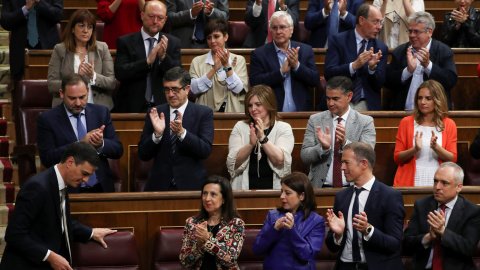 El líder socialista Pedro Sanchez recibe los aplausos de sus diputados después de su intervención en el debate de la moción de censura contra Mariano Rajoy. REUTERS/Sergio Perez