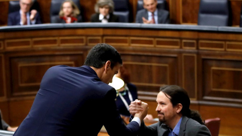 El líder de Unidas Podemos, Pablo Iglesias, saluda al presidente del gobierno en funciones Pedro Sánchez (i), tras su intervención este martes en el Congreso.EFE/Juan Carlos Hidalgo