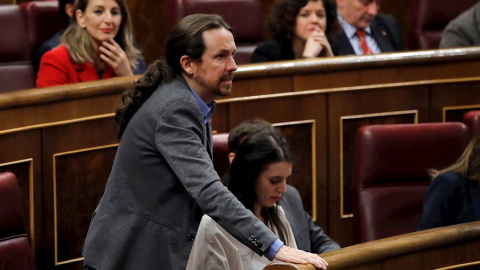 Pablo Iglesias votando afirmativamente en la segunda sesión de investidura de Pedro Sánchez./ Juan Carlos Hidalgo (EFE)